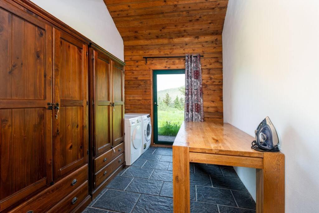 Heather Lodge With Sea And Mountain Views Leenaun Esterno foto